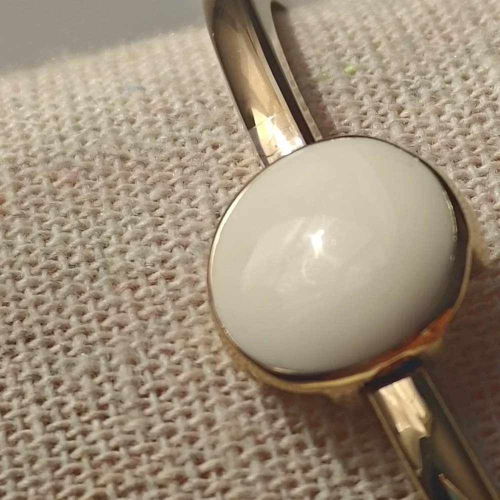 Gold Tone White Cabochon Minimalist Bangle Bracelet Circle‎ Geometric Link Clasp